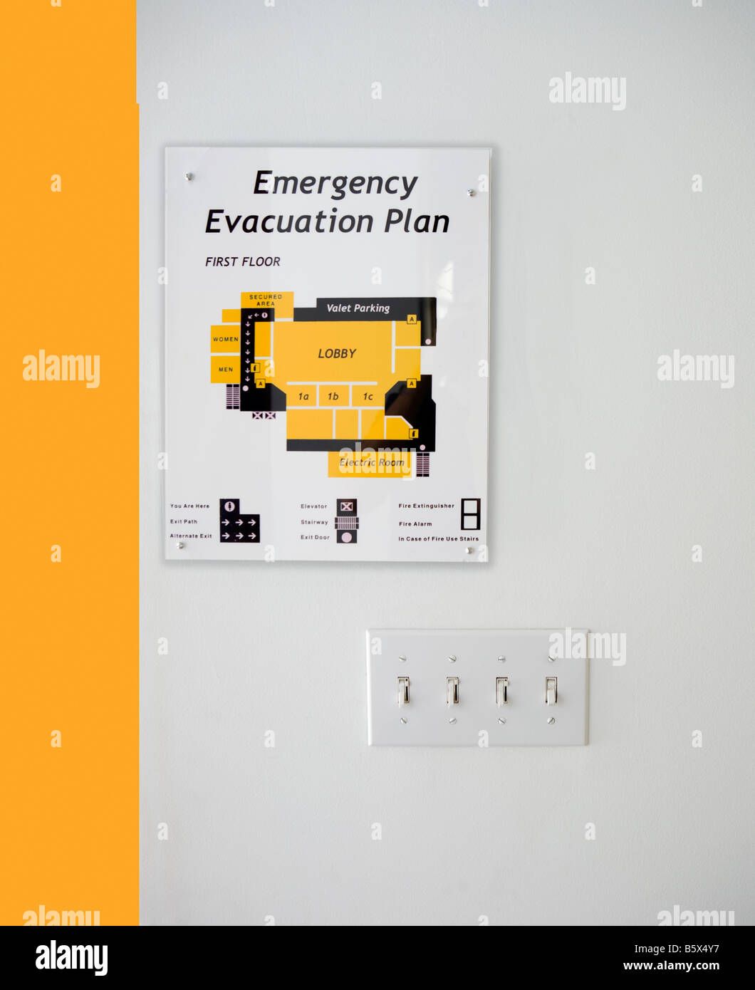 Les itinéraires d'évacuation map connexion monté sur mur Banque D'Images