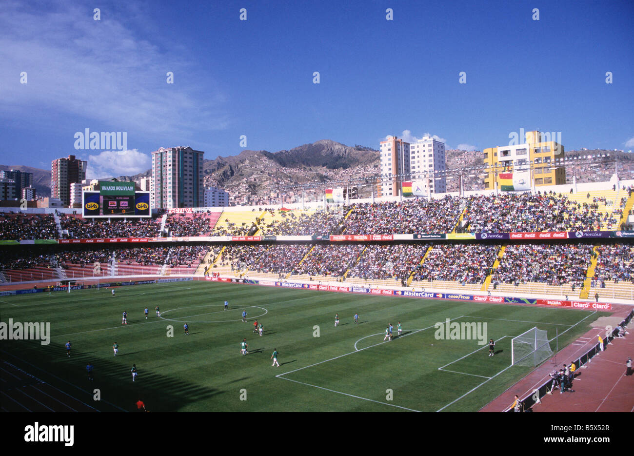 Match de football prenant place à l'intérieur du stade olympique Hernando Siles, Miraflores, La Paz, Bolivie Banque D'Images