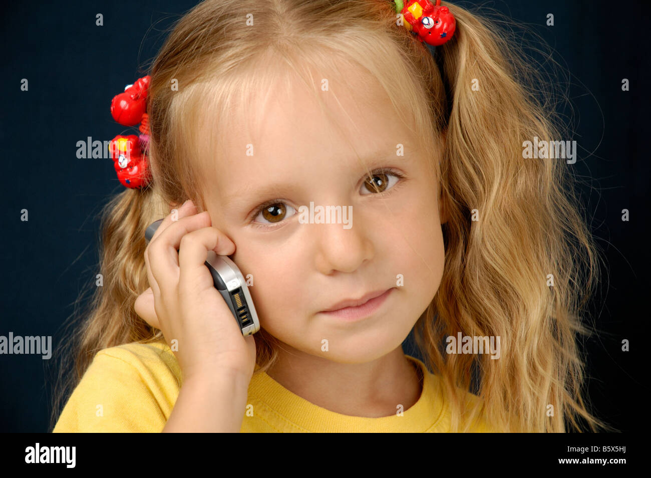 Little girl with cell phone Banque D'Images