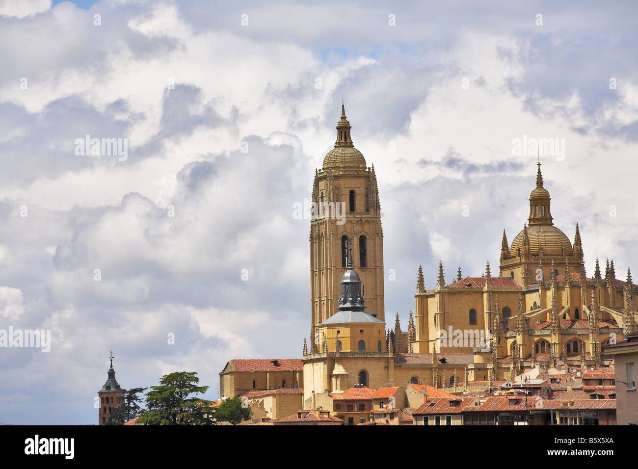 Tour d'une cathédrale de Ségovie sur fond de ciel nuageux la Banque D'Images