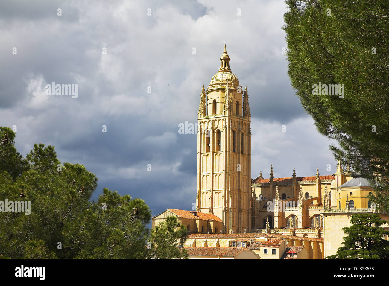Tour d'une cathédrale de Ségovie sur fond de ciel nuageux la Banque D'Images