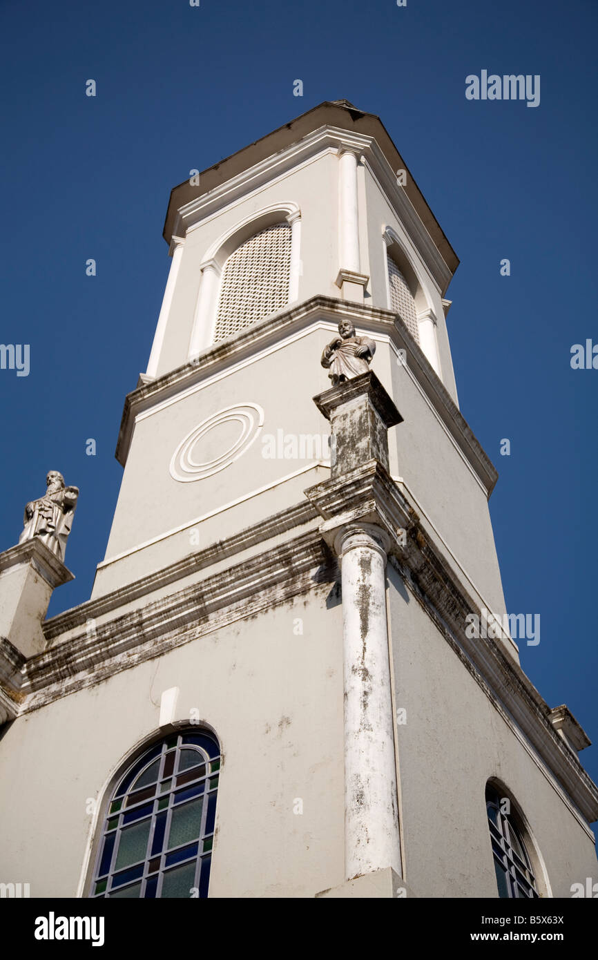 La tour de l'église de Milagres Mangalore, Inde. L'église est l'un des premiers édifices chrétiens en Inde. Banque D'Images