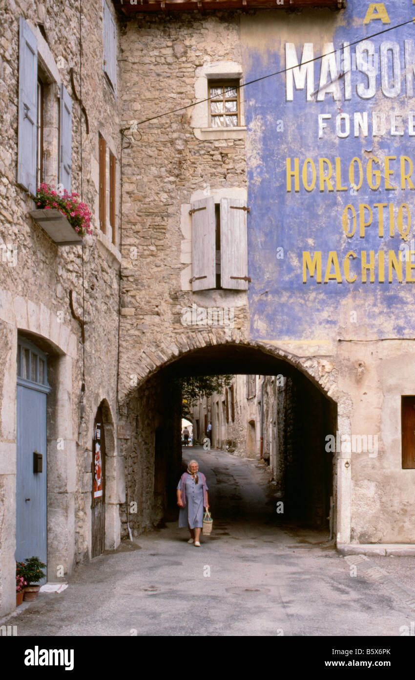 Maisons anciennes en pierre et peint annonce dans le village de Pontaix Drome Valley le nord de Provence France Banque D'Images