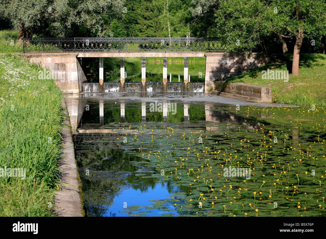 Pont dans les jardins anglais du palais du Tsar Paul I de Pavlosk (Saint-Pétersbourg, Russie) Banque D'Images