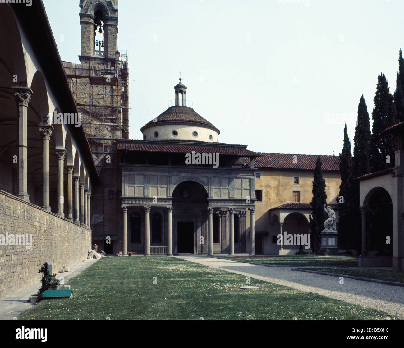 Chapelle Pazzi, Santa Croce, Florence, Italie. Conçu par l'architecte Brunelleschi 1429 Renaissance italienne. Banque D'Images