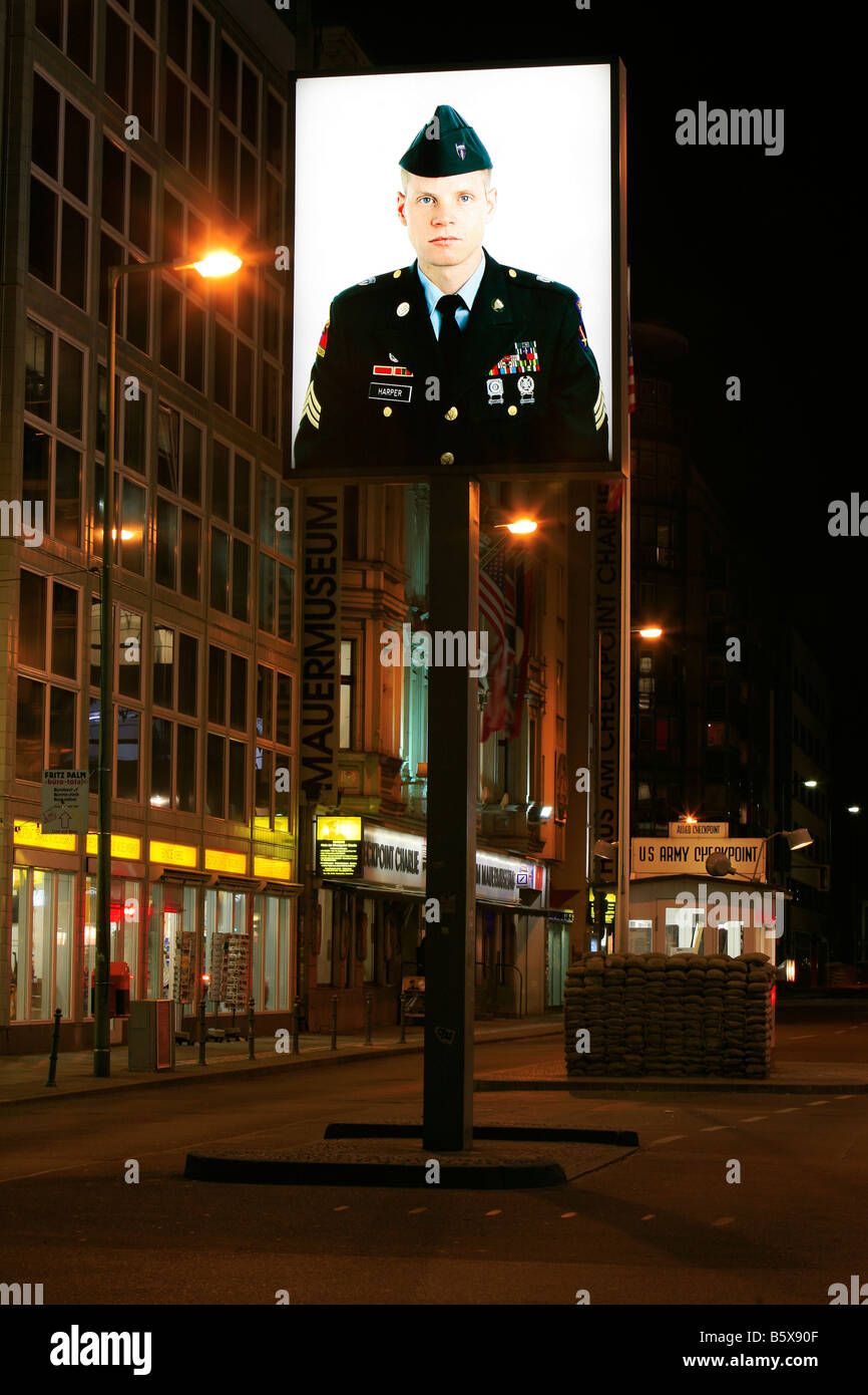 Checkpoint Charlie à l'Friederichstrasse, Berlin, Allemagne Banque D'Images