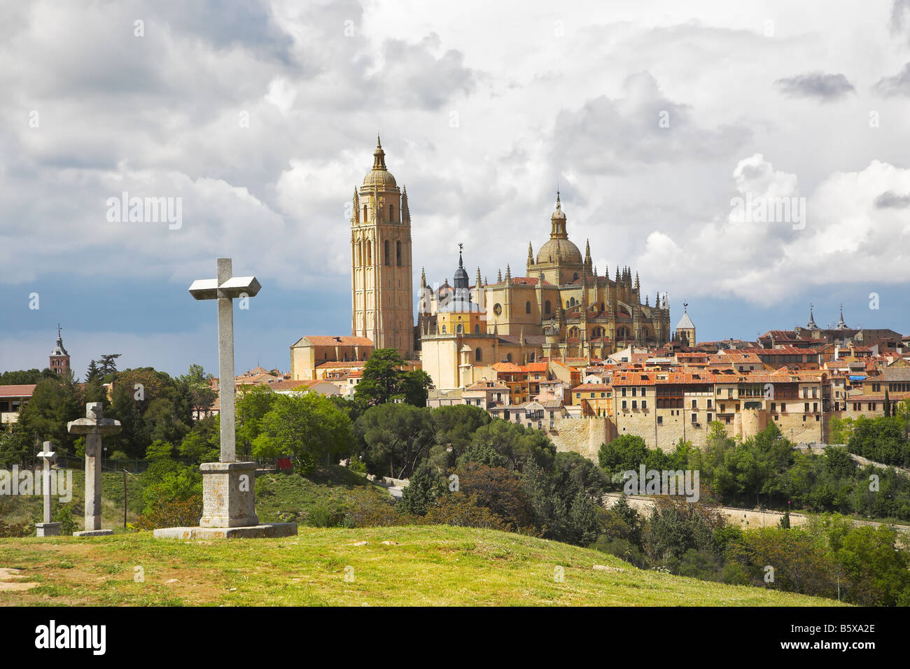 Croix mémorable sur un arrière-plan d'une cathédrale gothique à Ségovie Banque D'Images