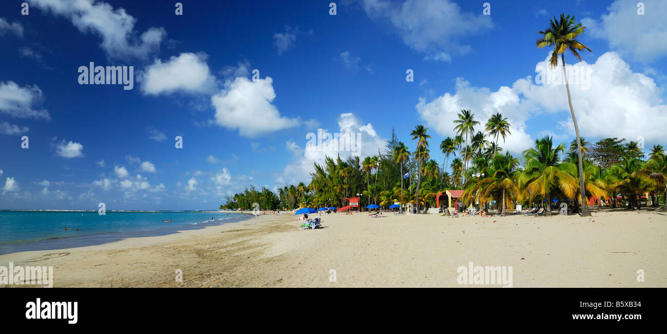 Une belle après-midi à Luquillo Beach (Balneario Río Grande Mar Sin Barreras) à Luquillo, Porto Rico Banque D'Images