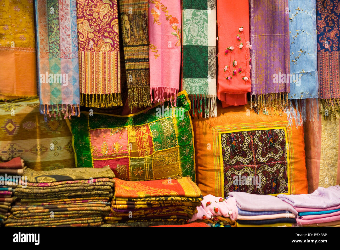 Marchés colorés en vente dans le Grand Bazar, Istanbul, Turquie Banque D'Images