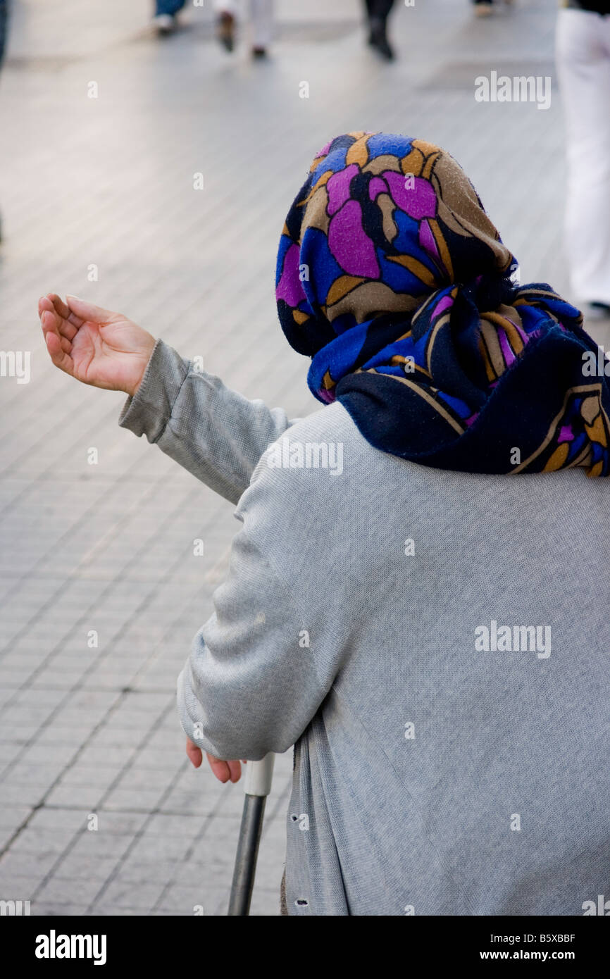 Vieille Femme mendiant dans les rues d'Istanbul, Turquie Banque D'Images