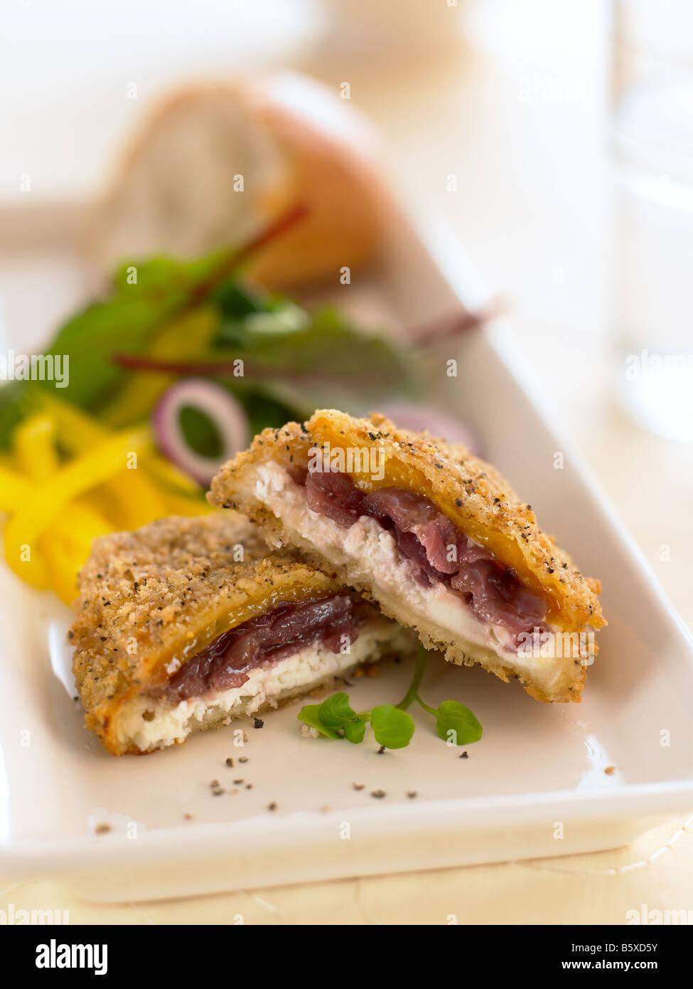 L'oignon rouge et fromage de chèvre au four recouvert de chapelure Banque D'Images