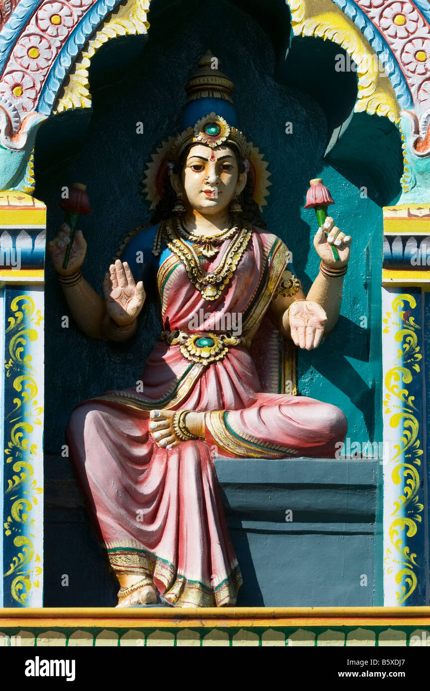 Dieu hindou, statue peinte, sur l'Éternel Lakshmi Narasimha Swamy Temple à Kadiri, Andhra Pradesh, Inde Banque D'Images