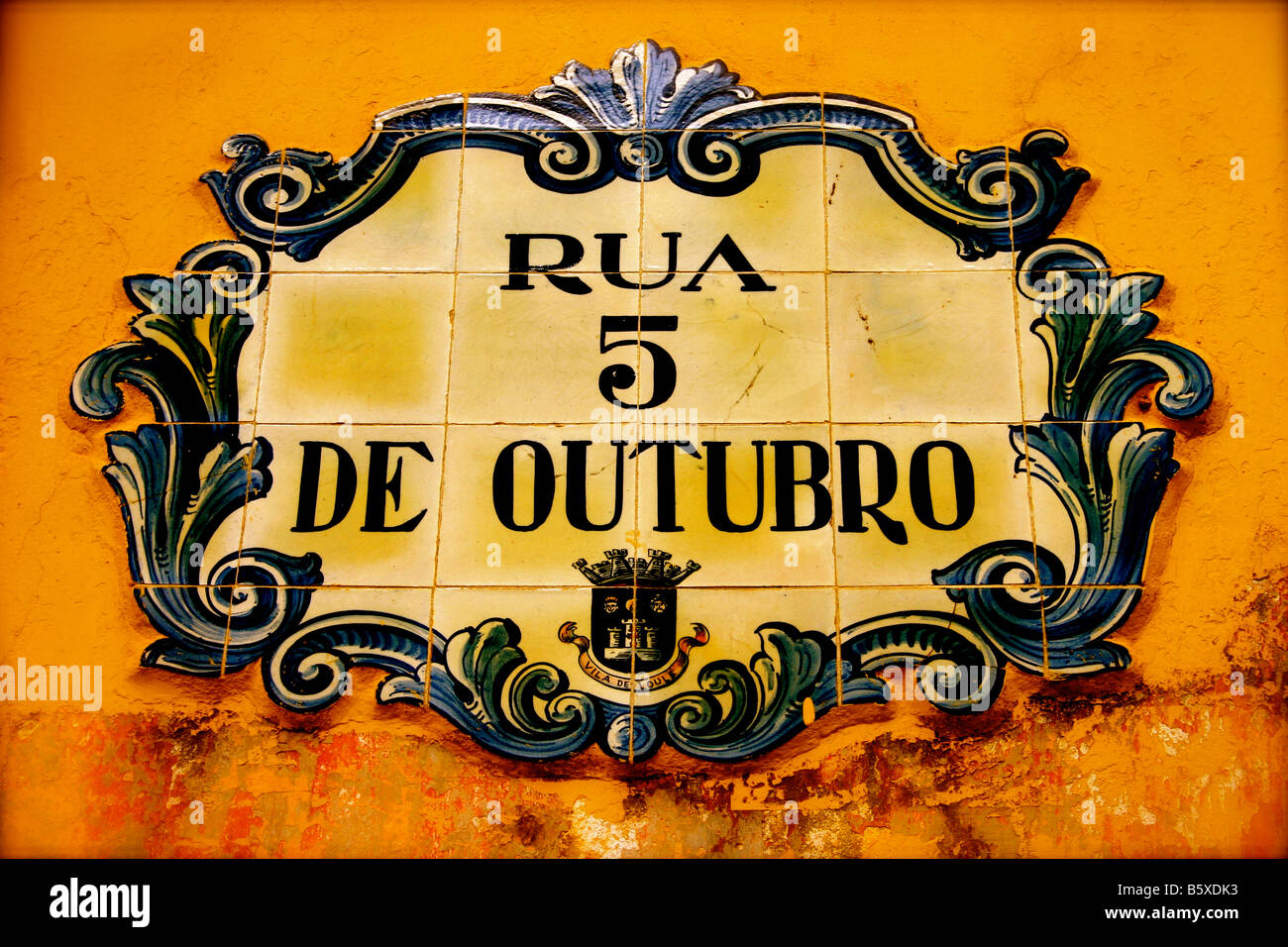 RUA 5 DE OUTUBRO ROAD SIGN CÉRAMIQUE NOM ALGARVE PORTUGAL Banque D'Images