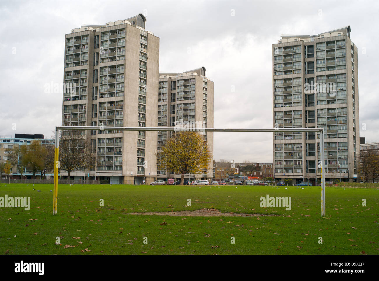 Un but d'un terrain de football entouré de bâtiments ou d'arbres Banque D'Images