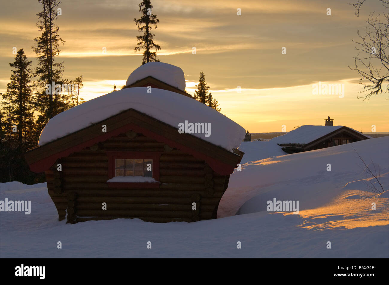 Maison de vacances chalets dans paysage de neige au coucher du soleil la Norvège Valdres Banque D'Images