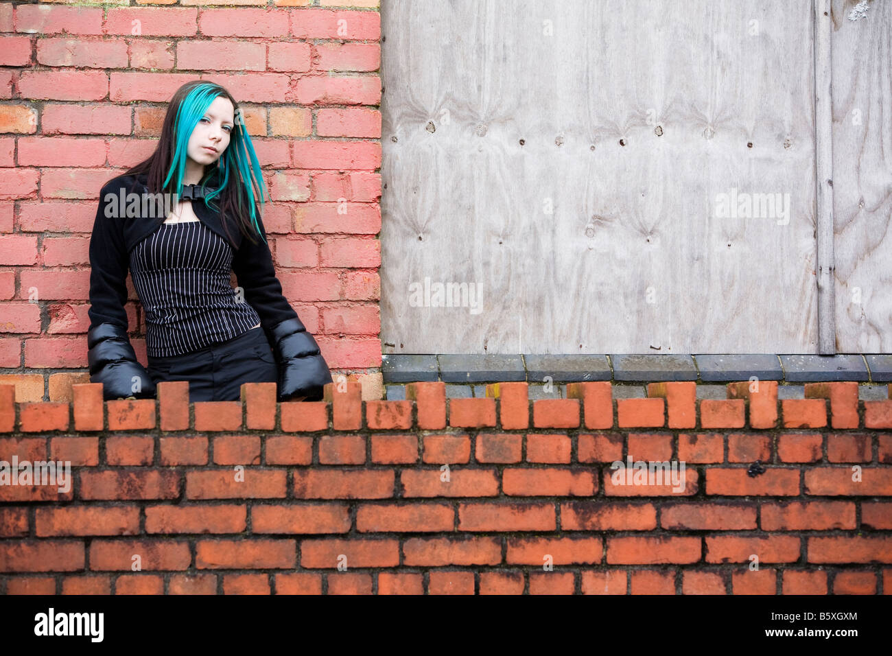 Jeune fille gothique adolescents debout près d'un bâtiment abandonné Banque D'Images