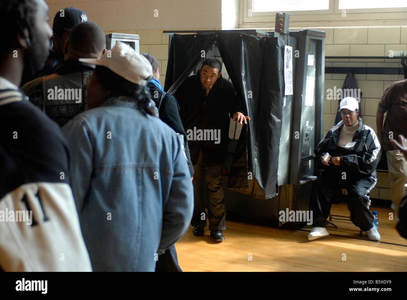 Les électeurs dans le quartier de Harlem à New York le jour de l'élection le mardi 4 novembre 2008 Richard B Levine Banque D'Images