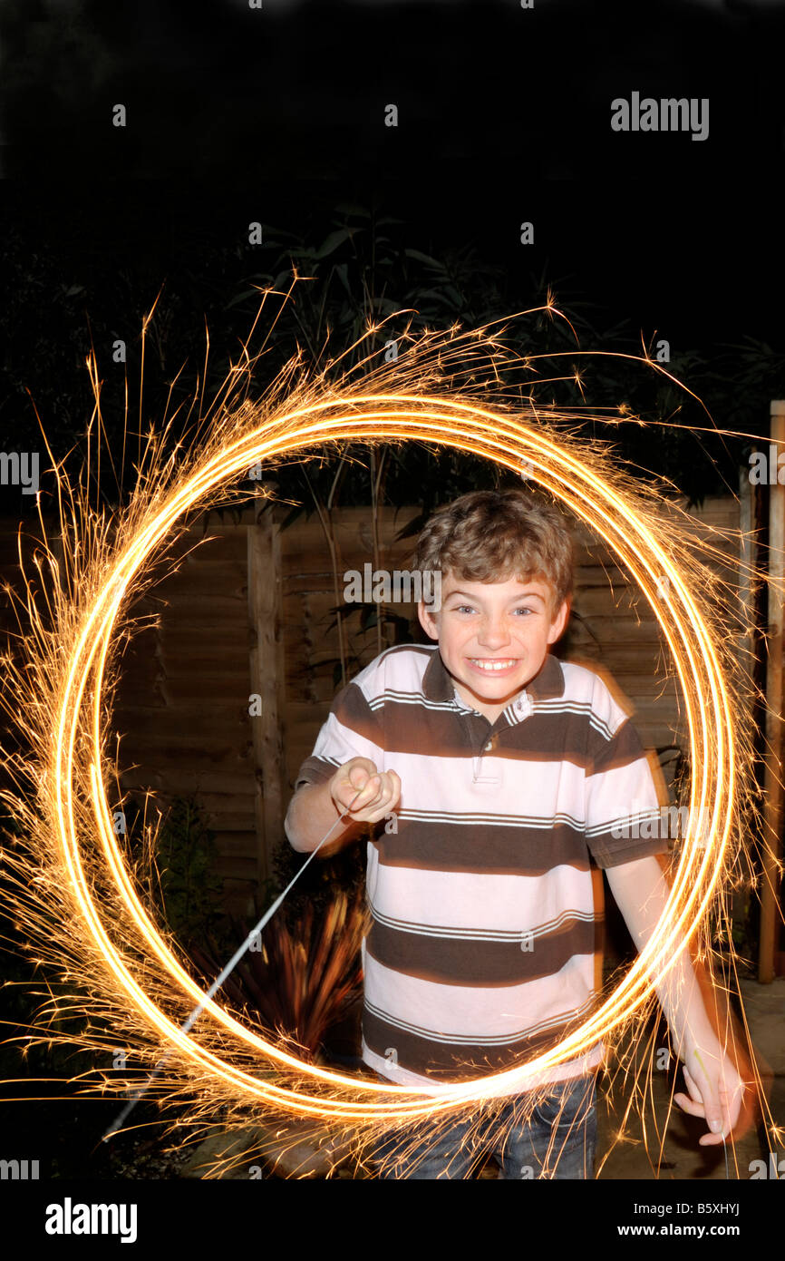 Boy Playing with sparkler. Banque D'Images