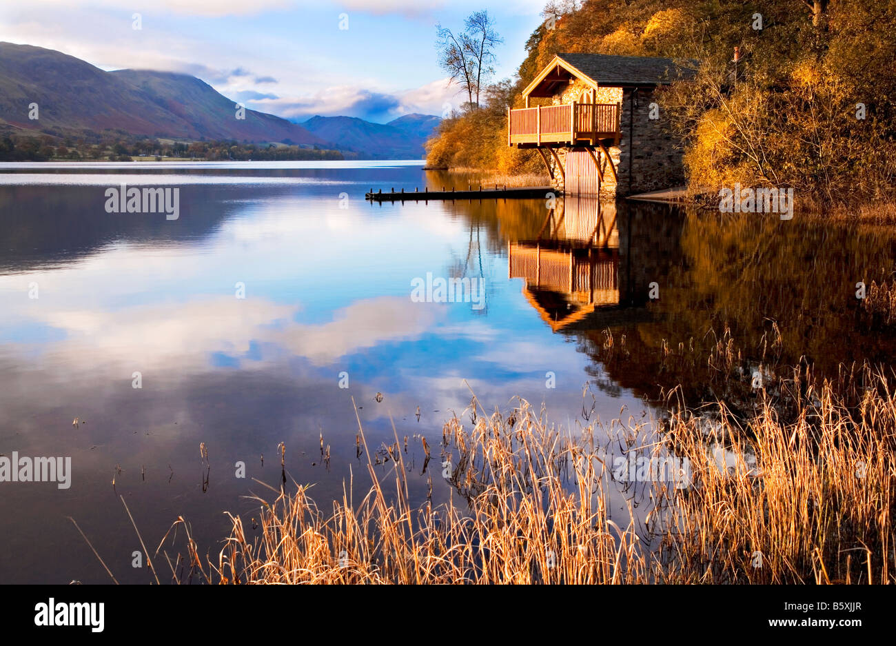 Tôt le matin, la lumière tombe sur un abri à bateaux près de Pooley Bridge sur les rives de l'Ullswater dans le Lake District Banque D'Images