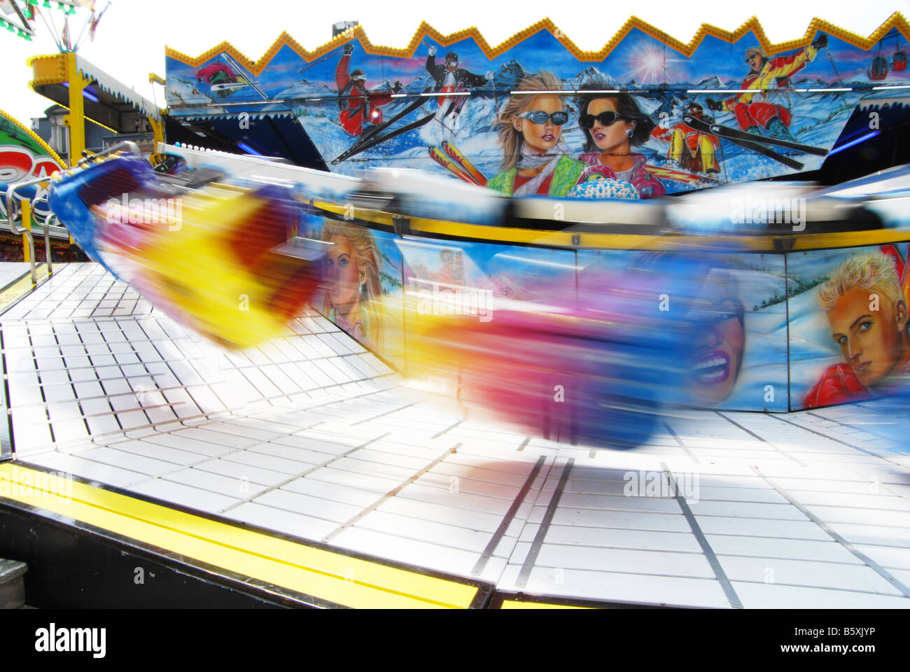 L'aile 'bob' fairground attraction in motion Banque D'Images