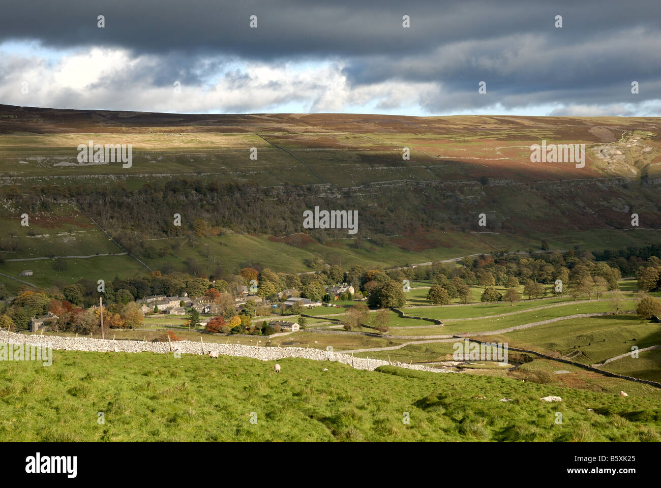 Village d'Arncliffe, Yorkshire avec landes automnales en arrière-plan Angleterre Royaume-Uni Banque D'Images