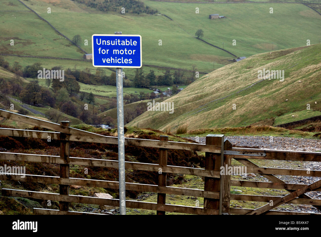 Ne convient pas pour les véhicules signe sur la lande road Banque D'Images