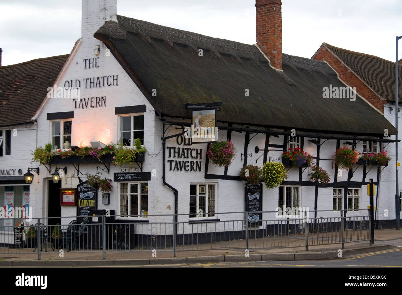 The Old Thatch taverne dans la ville de marché de Stratford Upon Avon, Warwickshire, Angleterre Banque D'Images