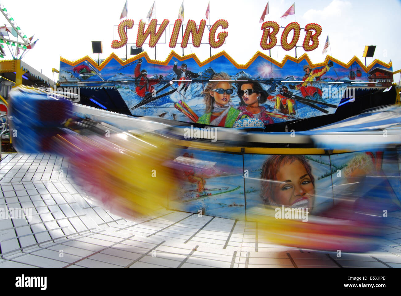 L'aile 'bob' fairground attraction in motion Banque D'Images