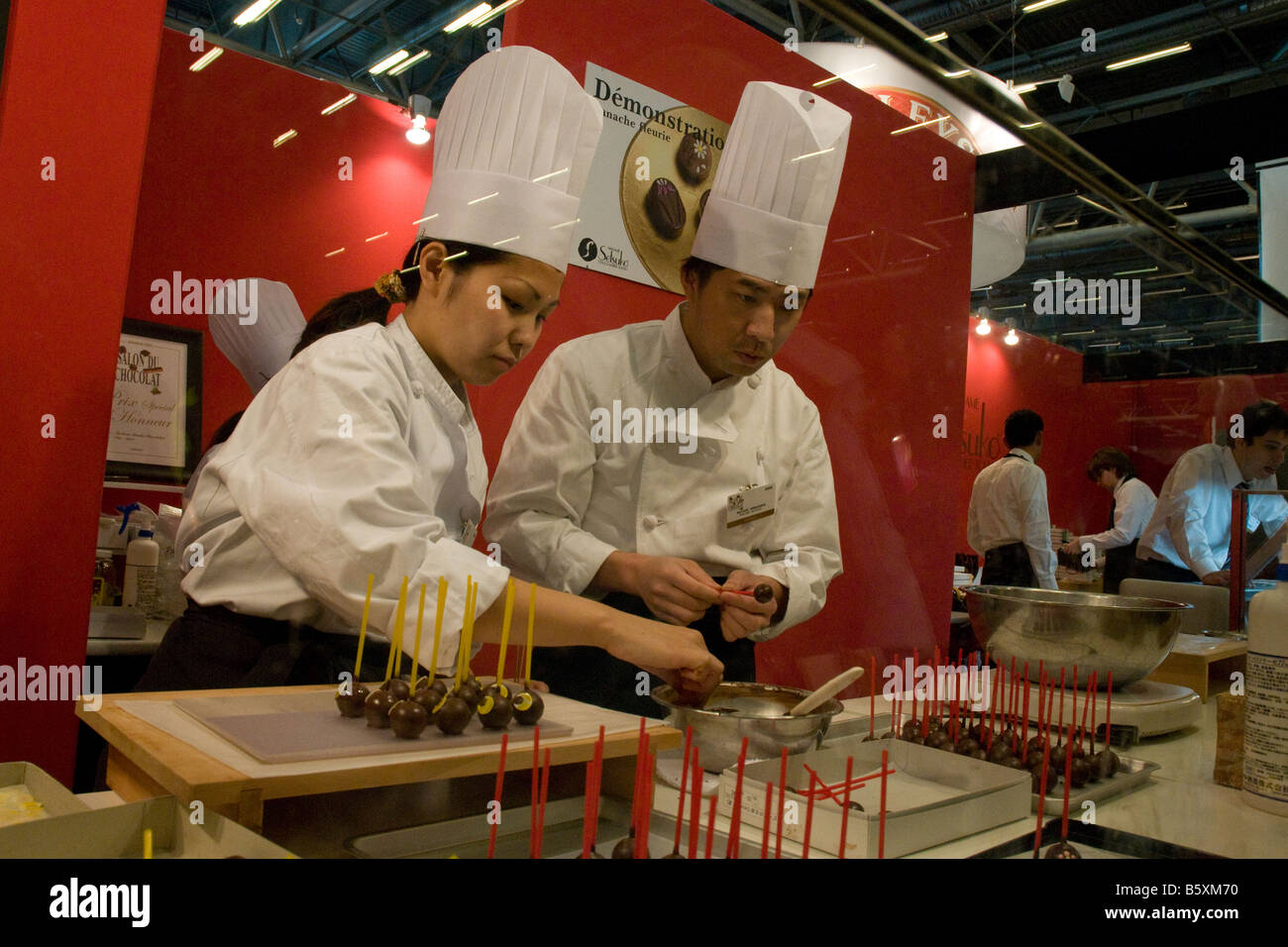 Chocolatiers de Madame Setsuko dans Tokyo afficher leurs compétences au Salon du Chocolat de Paris 2008 Banque D'Images