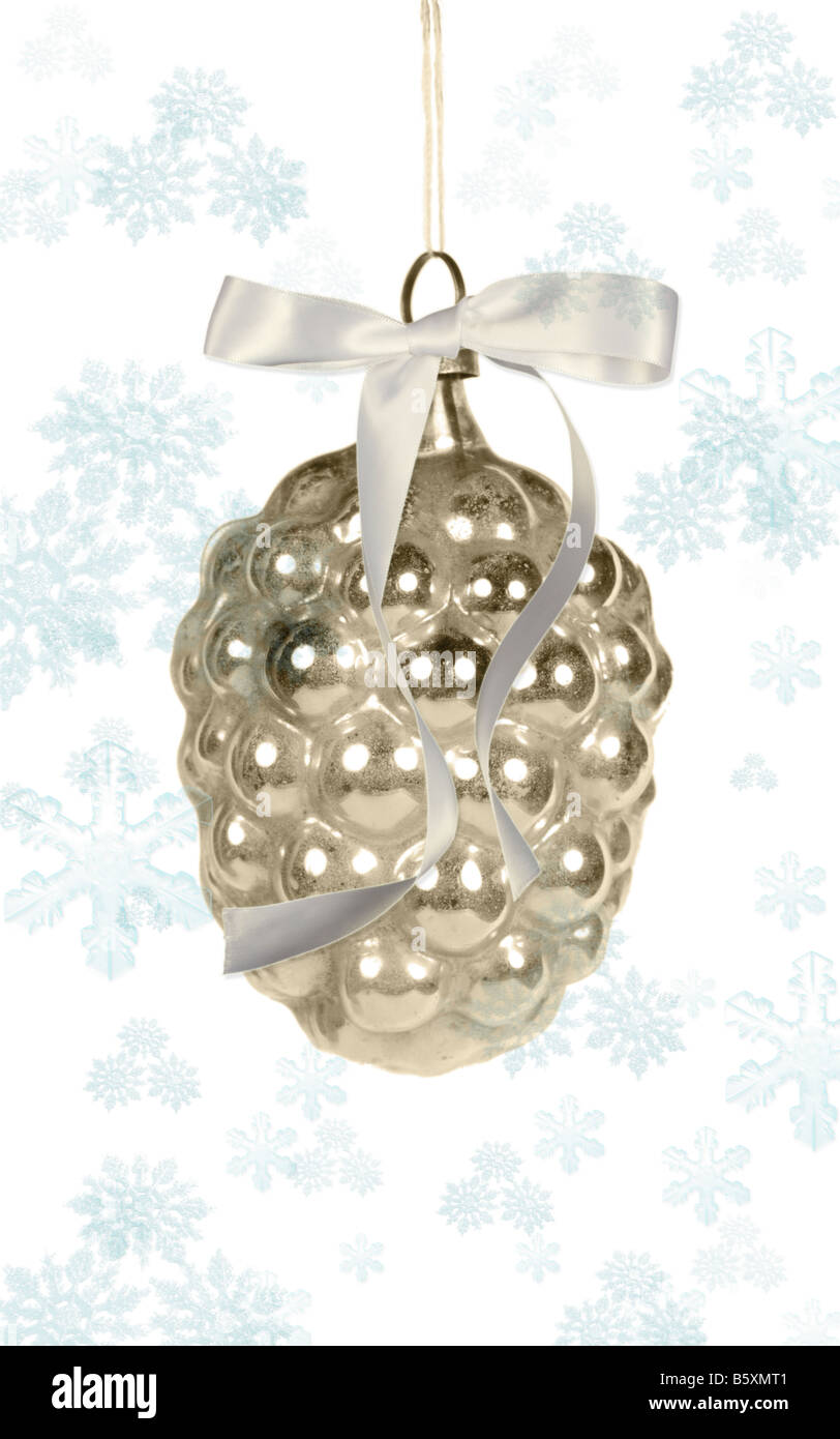 Lampe antique Noël Décoration ornement traditionnel verre flocon de neige hiver ruban argent fond blanc dentelle vintage Banque D'Images