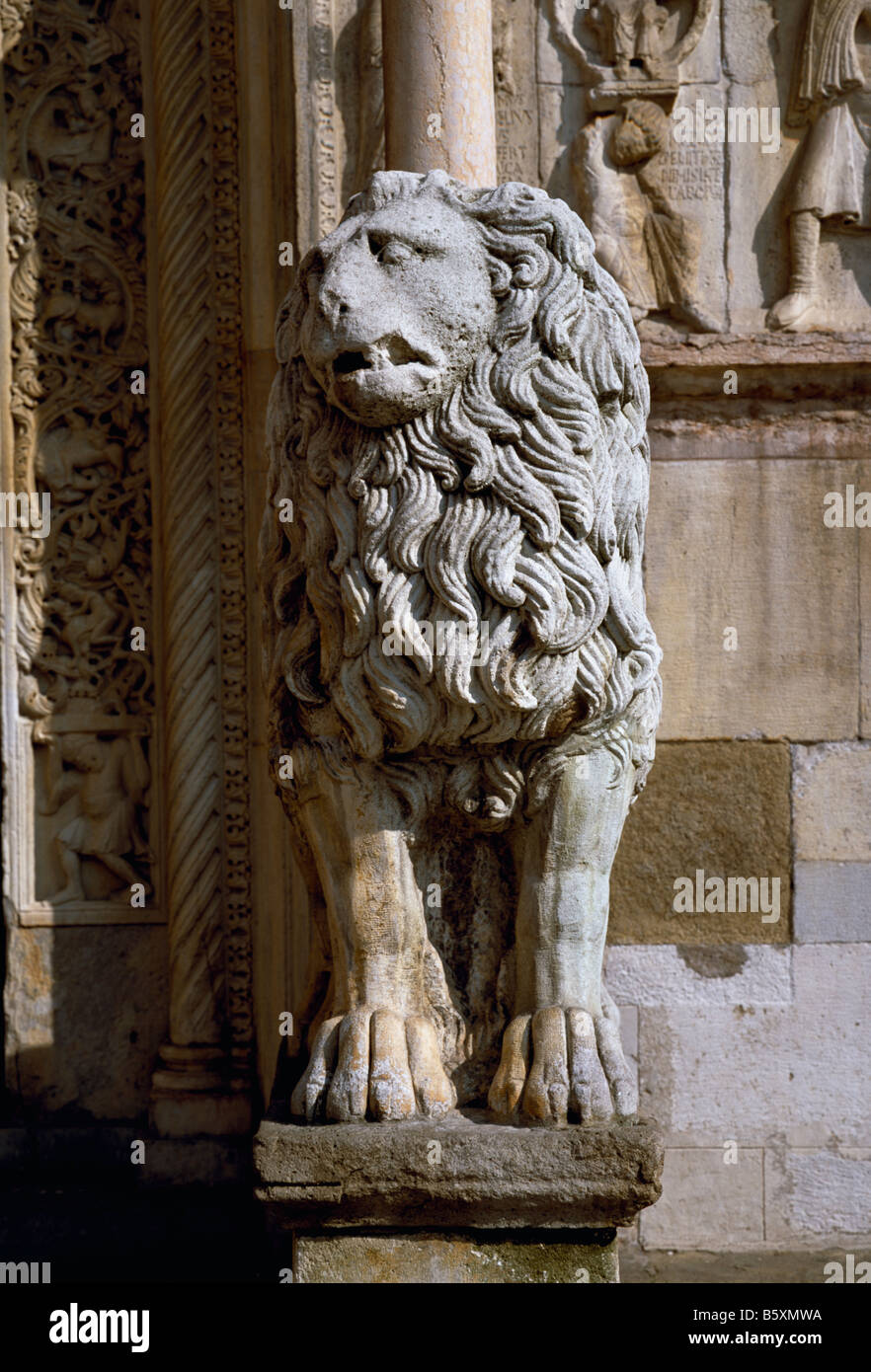 Italie : Modena : Duomo Lion Banque D'Images