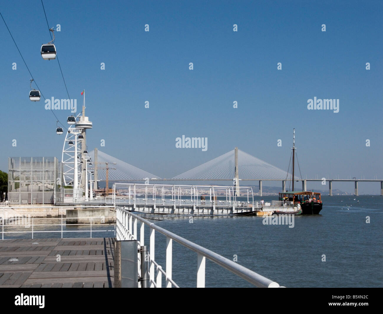 Pont Vasco da Gama et tour avec cable cars vu depuis le dos des Olivais Doca, Parque das Nacoes, Oriente, Lisbonne, Portugal Banque D'Images Pont Vasco da Gama et tour avec cable cars vu depuis le dos des Olivais Doca, Parque das Nacoes, Oriente, Lisbonne, Portugal Banque D'Images