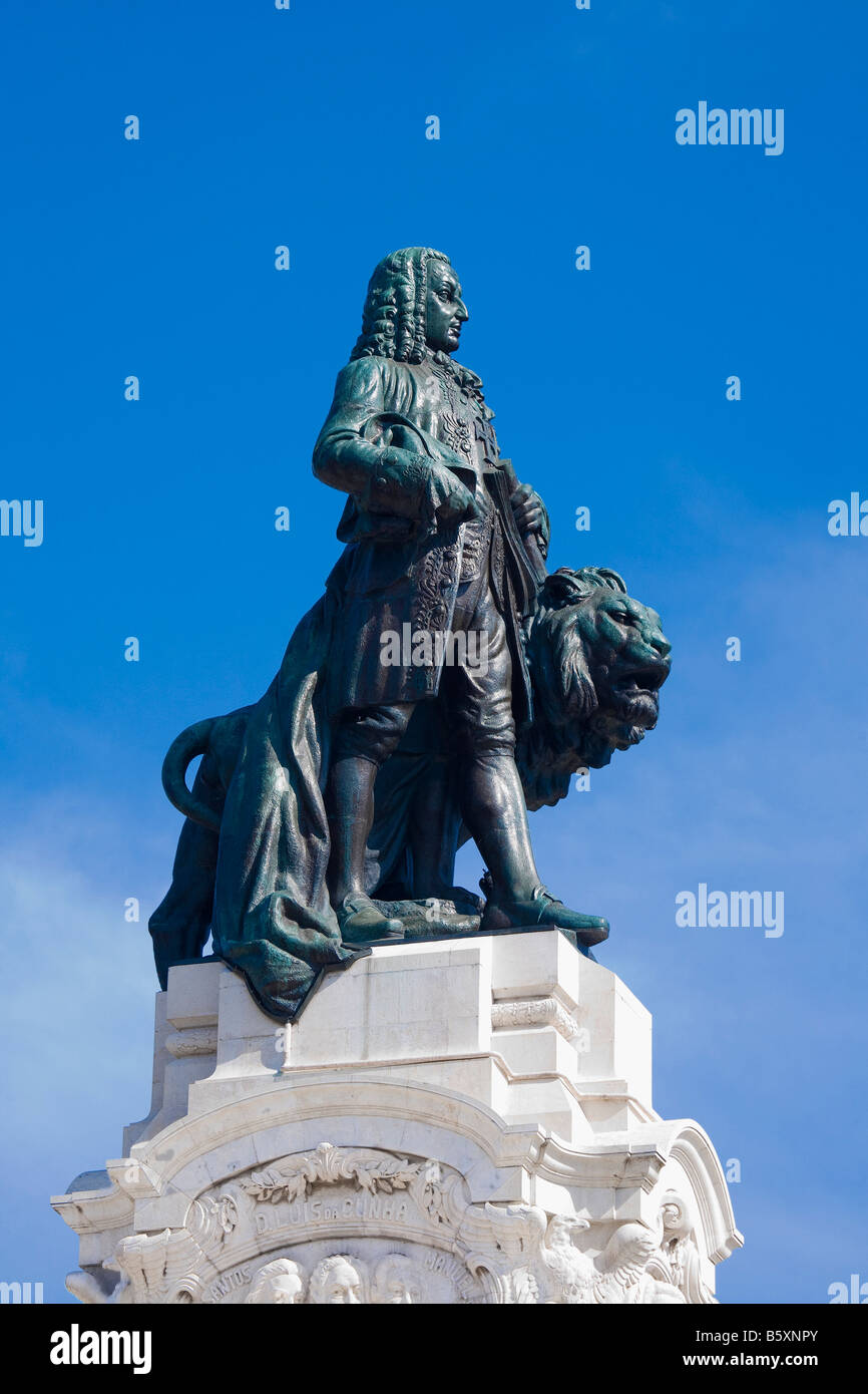 Tall statue of the Marquis of Pombal standing by a lion in Marquis of Pombal Square Lisbon, Portugal Banque D'Images