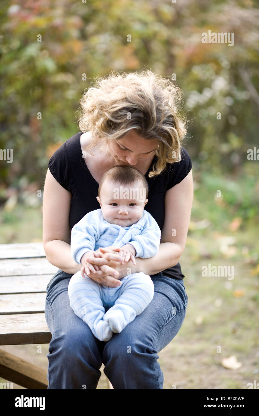 5 5 Mois Bebe Garcon Melange Eurasien Mais Ressemble Caucasian Avec 33 Ans Et Mere Photo Stock Alamy