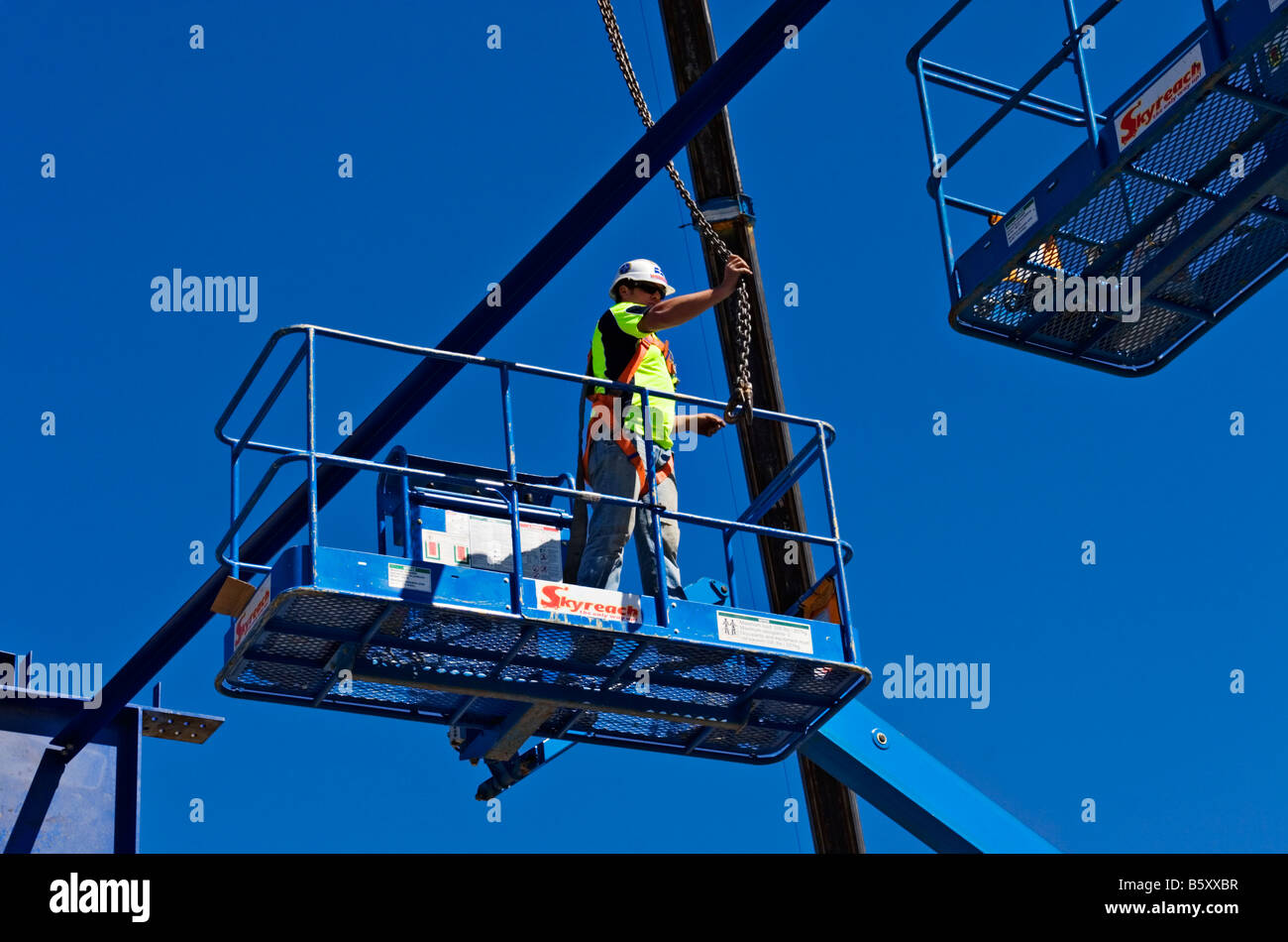 Construction / un travailleur de la construction, des travaux en toute sécurité d'un ascenseur hydraulique de la rampe.Victoria de Melbourne en Australie. Banque D'Images