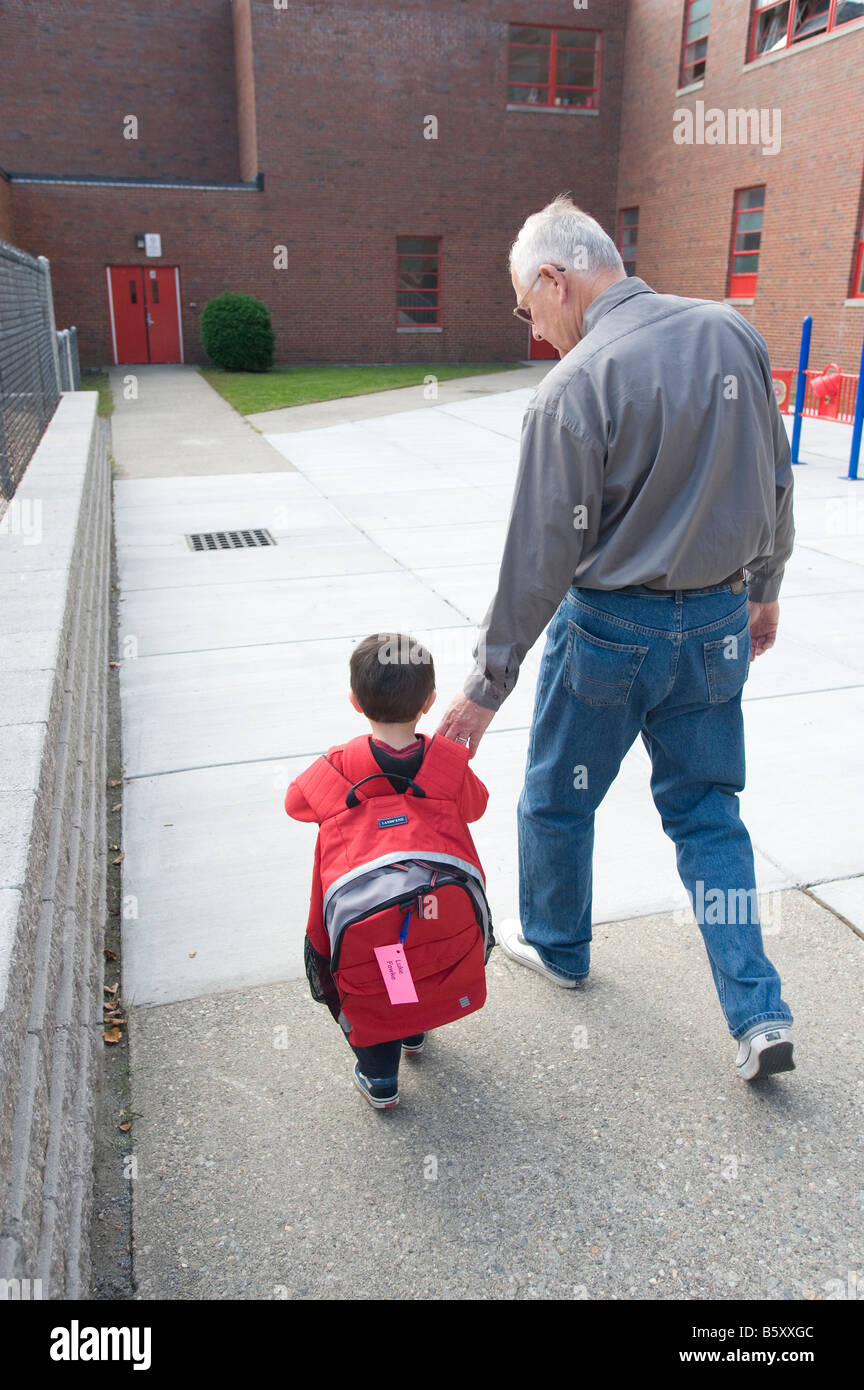 Grand-père prend trois ans, petit-fils du niveau préscolaire. Banque D'Images