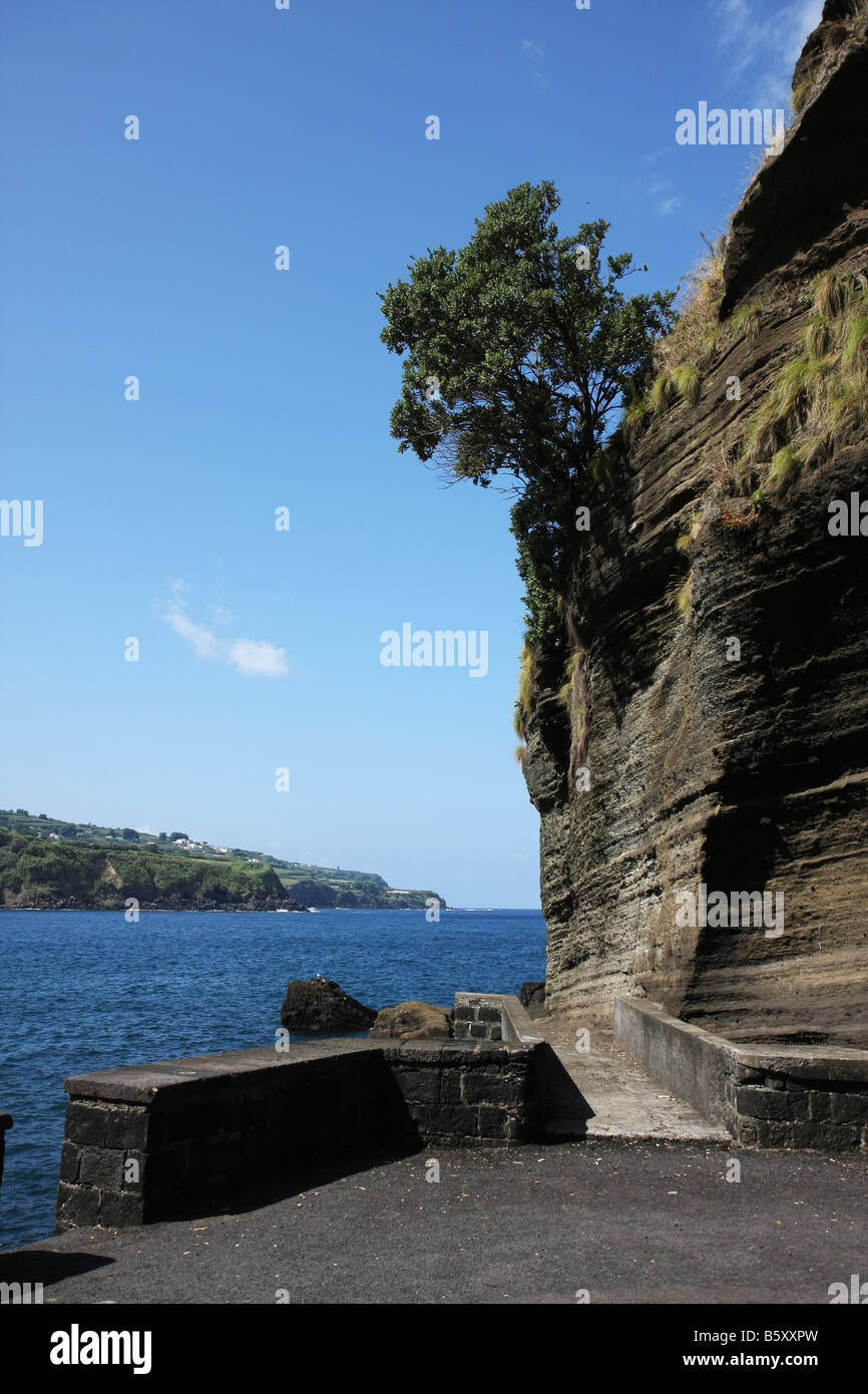 Les roches érodées au port de pêche, porto de pesca, Capelas, São Miguel, Açores Banque D'Images