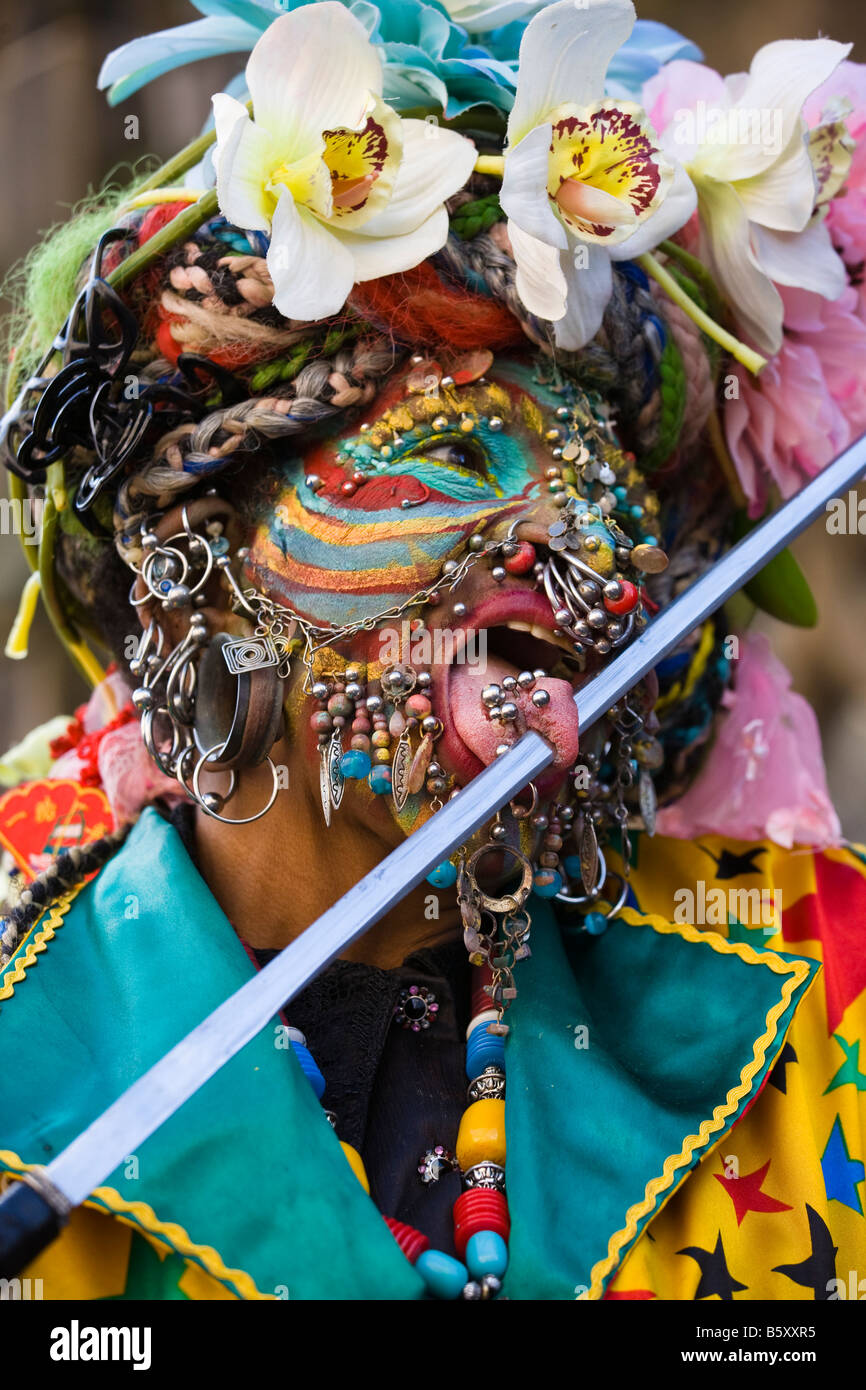 Femme avec goujons face, piercings et la peinture pour le visage d'effectuer à l'Edinburgh Fringe Festival, Édimbourg, Écosse Banque D'Images