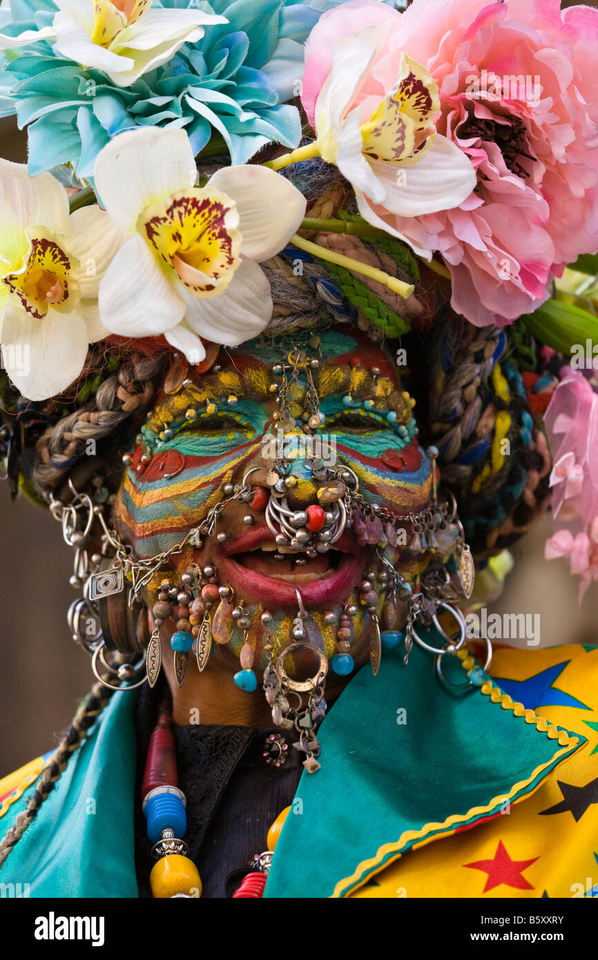 Femme avec goujons face, piercings et la peinture pour le visage d'effectuer à l'Edinburgh Fringe Festival, Édimbourg, Écosse Banque D'Images