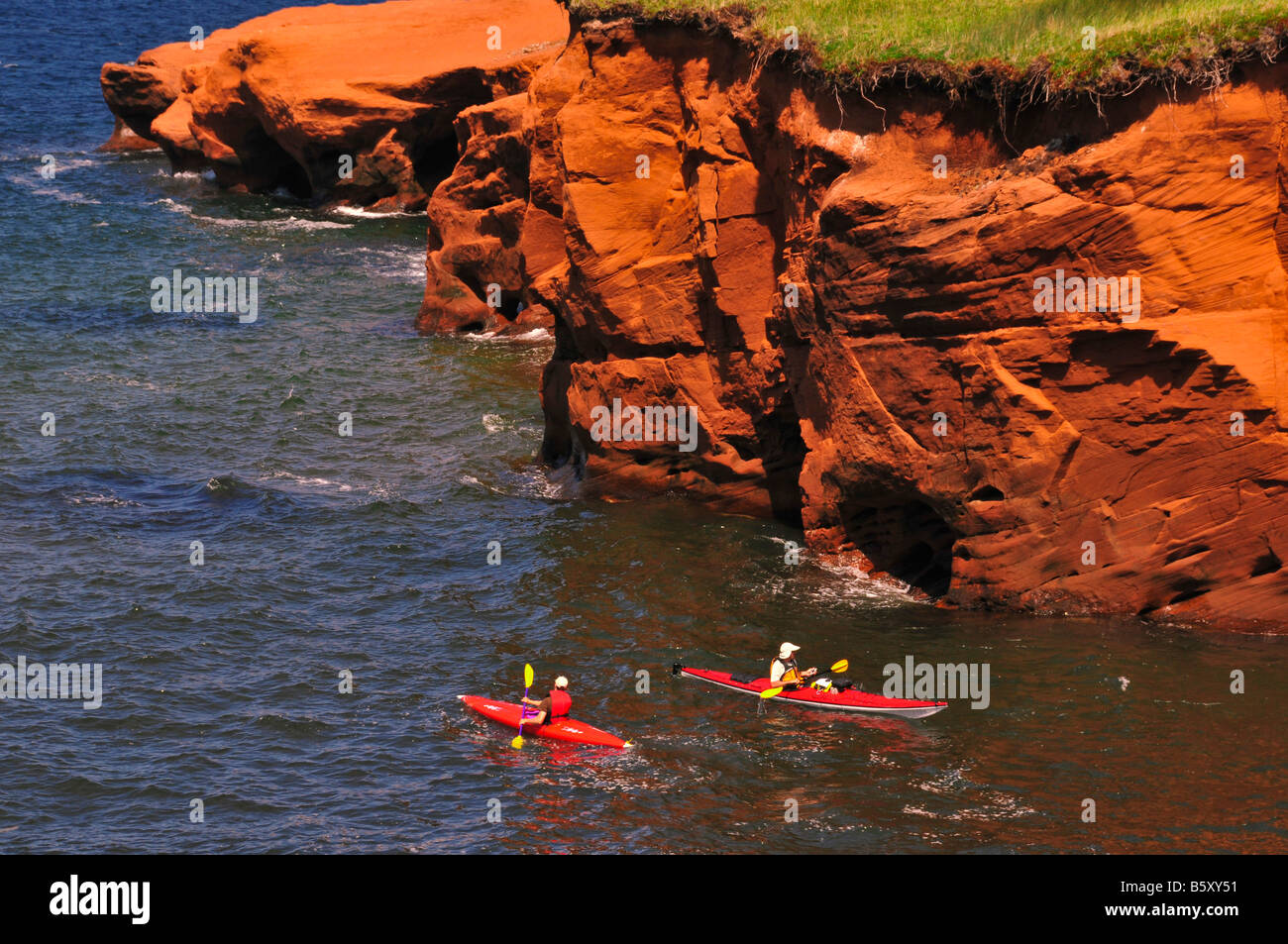 Des kayaks à Belle Anse Cliffs Iles de la Madeleine, Québec Banque D'Images
