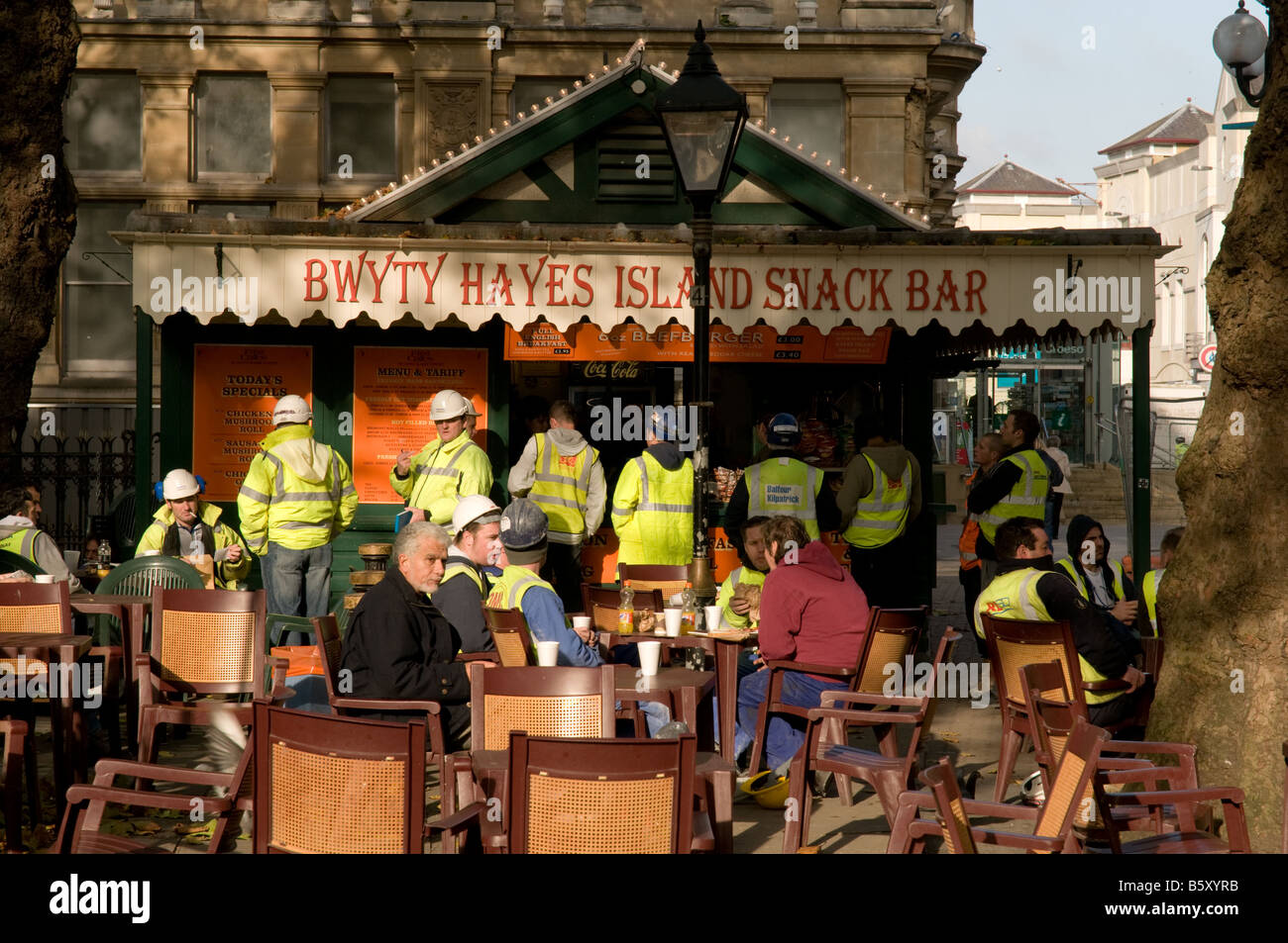 Groupe d'ouvriers de la construction de prendre une pause à la célèbre île Hayes Piscine Snack-bar cafe le centre de Cardiff Wales UK Banque D'Images