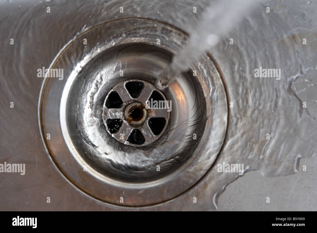 Un boucher le trou dans un évier en acier inoxydable nationaux Photo Stock  - Alamy