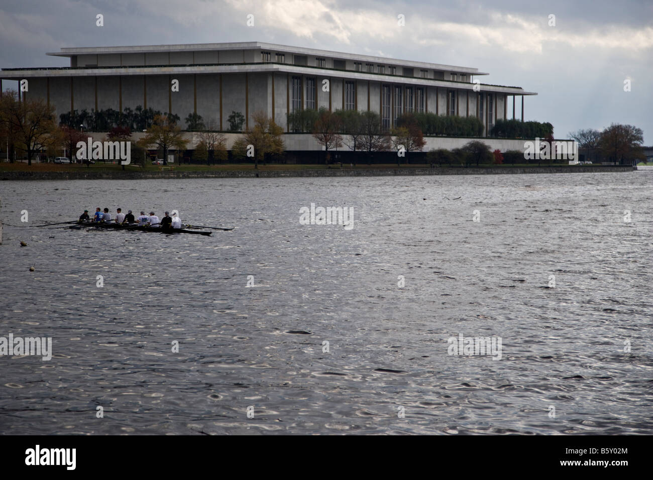 La rivière Potomac avec rameurs en face du Kennedy Center for the Performing Arts. Banque D'Images