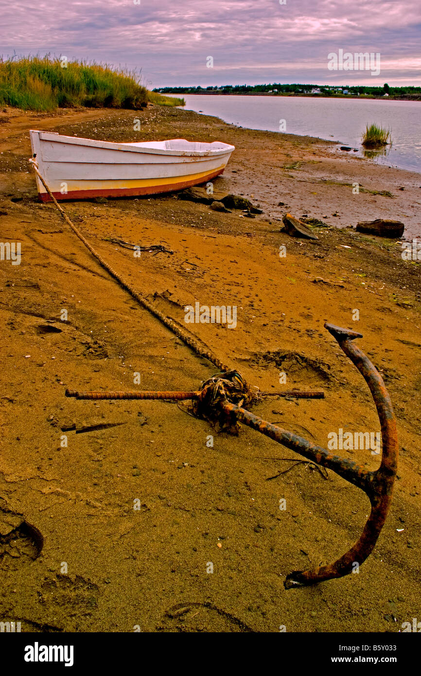 Canoe ancrée sur la côte près de St Mary's, au Nouveau-Brunswick, Canada, au lever du soleil Banque D'Images