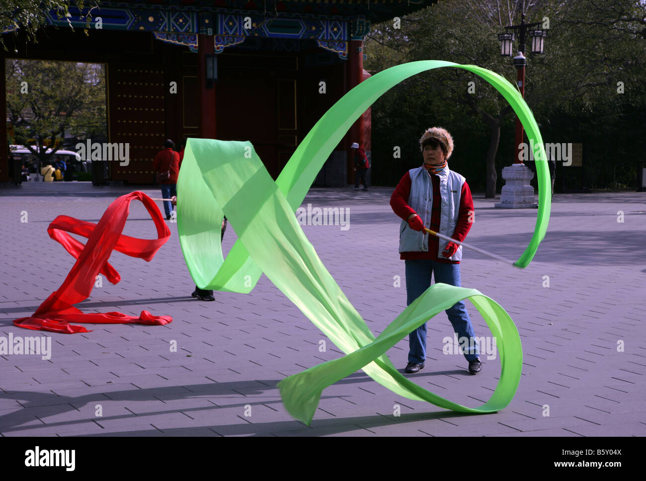 La gymnastique rythmique perfromed par les personnes âgées dans le parc Jingshan Beijing Chine Banque D'Images