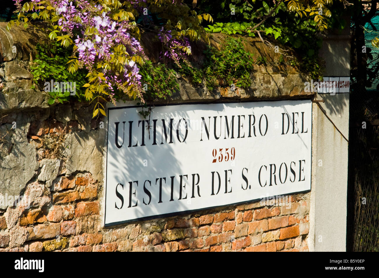 Venise, Vénétie, Italie. Plaque de rue à Santa Croce - N° 2359 - Dernier numéro dans le Sestiere de S Croce Banque D'Images