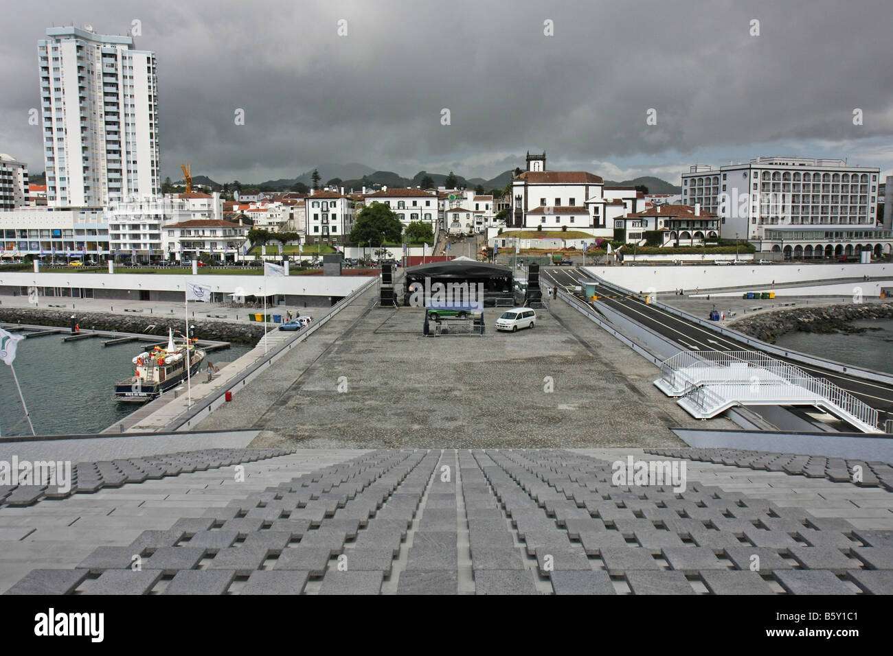 Avis de Ponta Delgada à partir de la place à la scène de concert en plein air par la marina, São Miguel, Açores, Portugal Banque D'Images