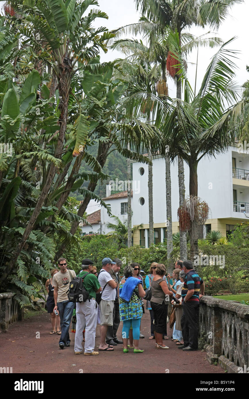 Groupe de touristes dans le parc Terra Nostra à Furnas, Açores, Portugal Banque D'Images