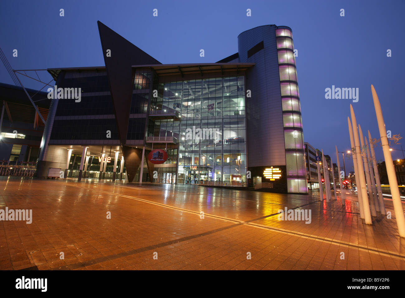 Ville de Cardiff, Pays de Galles du Sud. Rainey vue de la nuit du cinéma VUE complexe à Cardiff's Wood Street. Banque D'Images