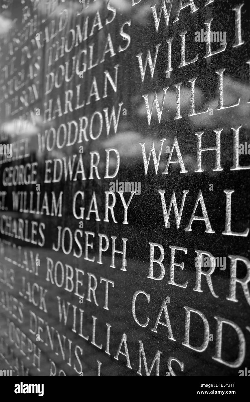 Un gros plan des noms gravés sur le mémorial de la guerre d'Iwo Jima Banque D'Images